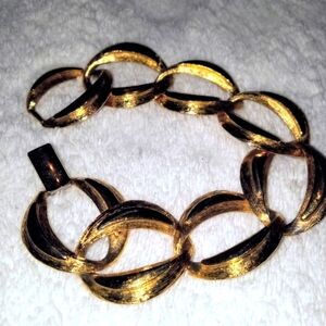 NAPIER  Bracelet Textured Chunky Link Beautiful Vintage 7.5 Inch Piece